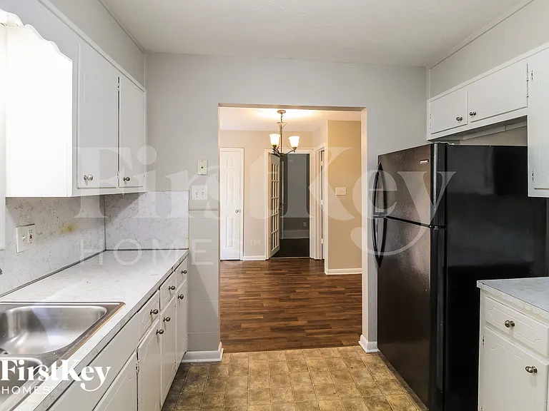 1021 Meadowbrook Ln NW — Photo 4