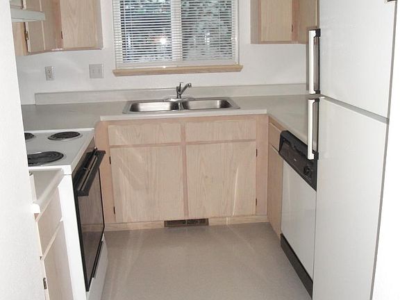 3rd image of 586 Van Wey Cir