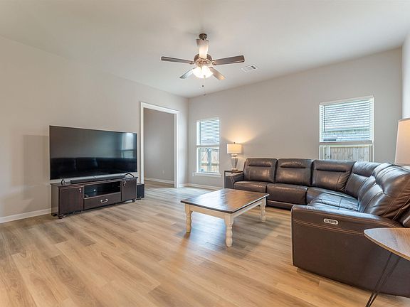 5th image of 1905 Rollingwood Dr
