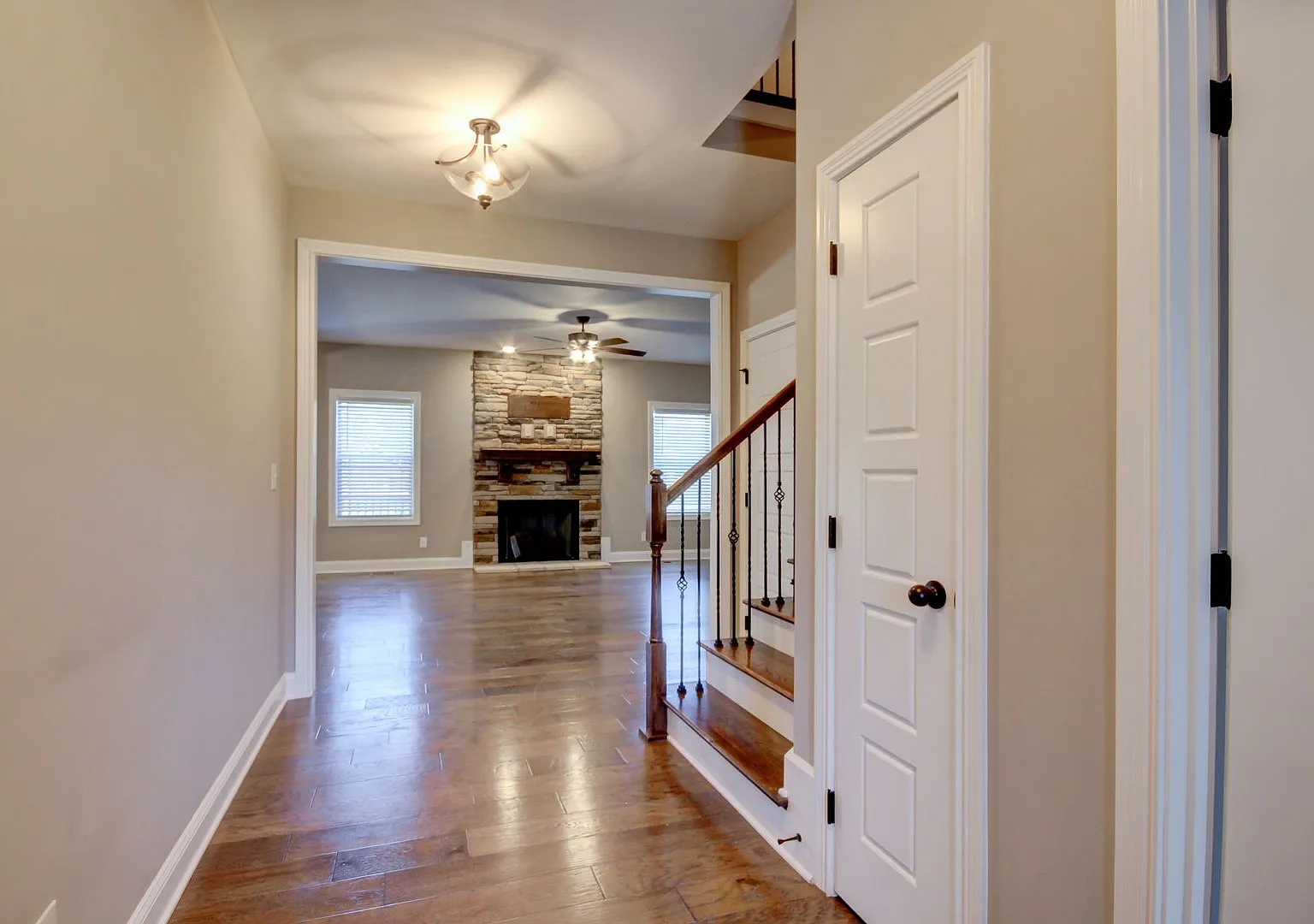 Beautiful 5-bedroom home with spacious open-concept floor plan — Photo 2