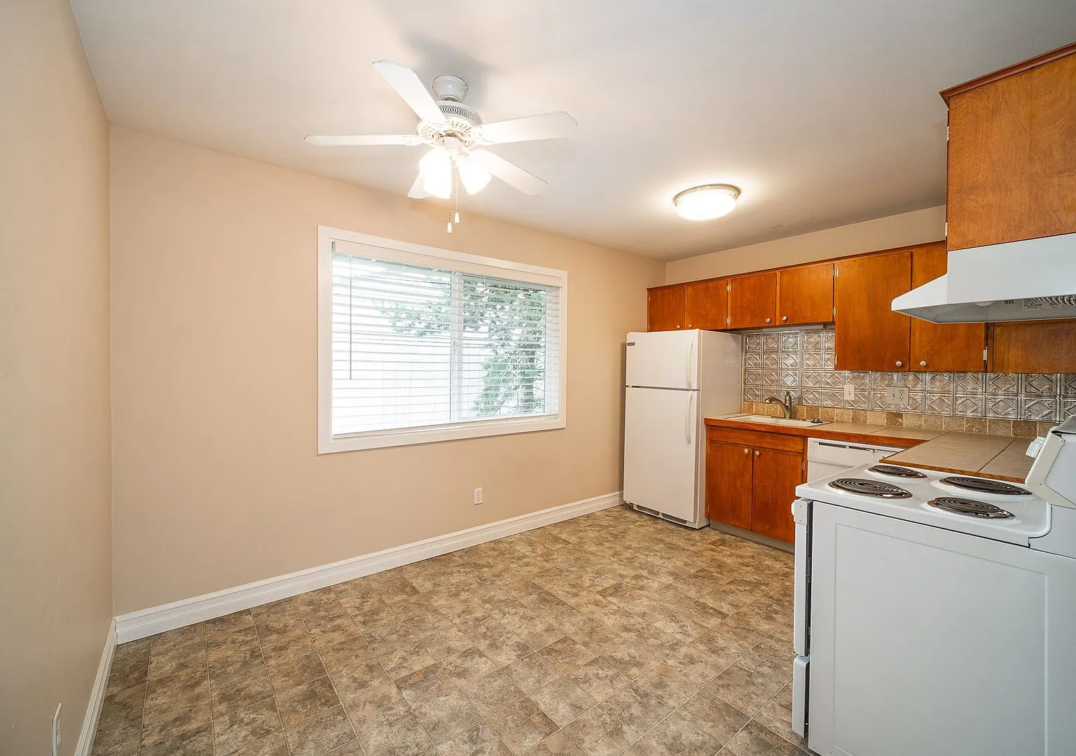 West Linn Community! Enjoy Off-Street Parking, Private Patios or Decks, & Shared Greenspace! — Photo 3