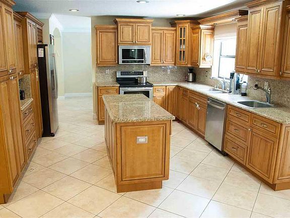 4th image of 4222 NW 92nd Ter