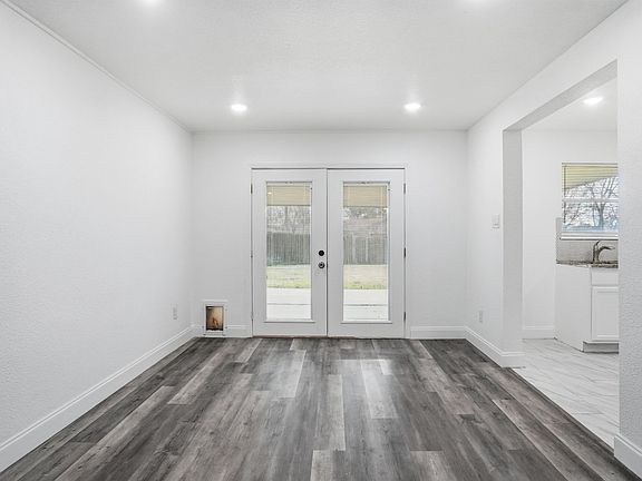 4th image of 3822 Calgary Ct E