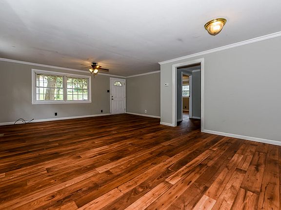 5th image of 2836 Carson Ave