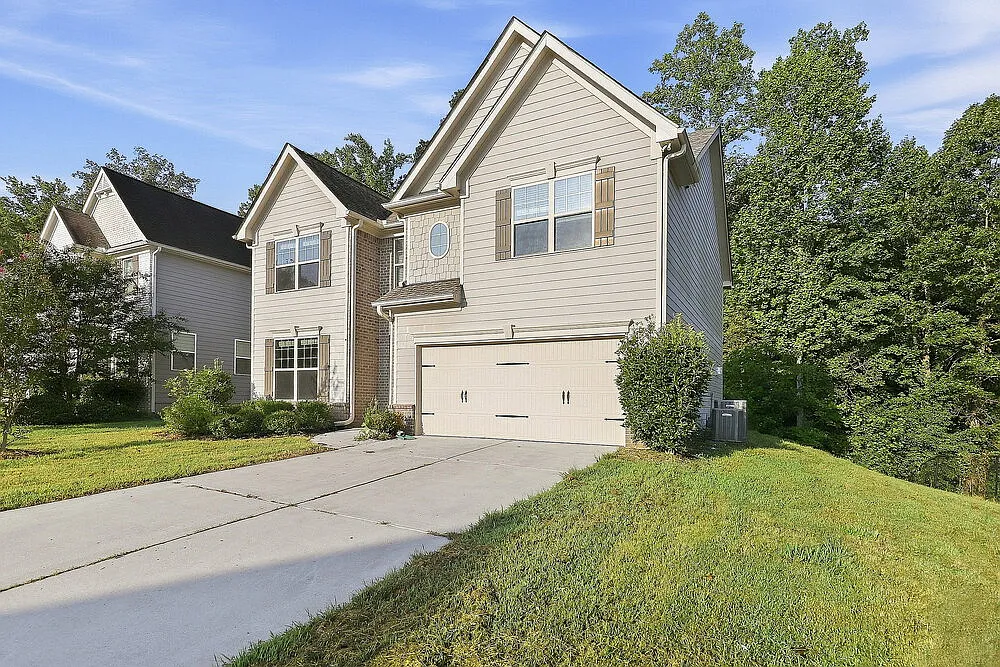 4 bed, 2.5 bath, 2390 sqft, $2,190 — Photo 1