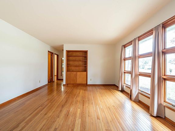 5th image of 1024 S Hawthorne Dr