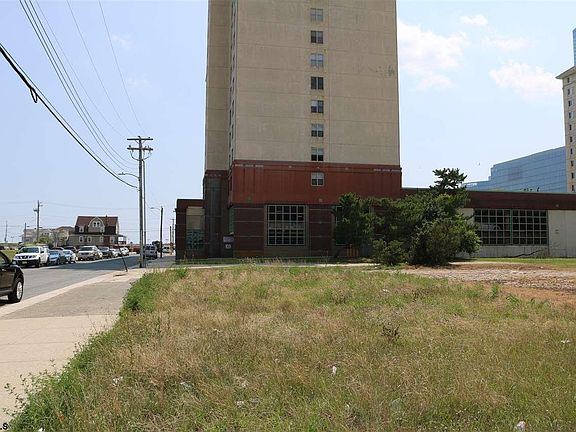 3rd image of 304 E Pacific Ave