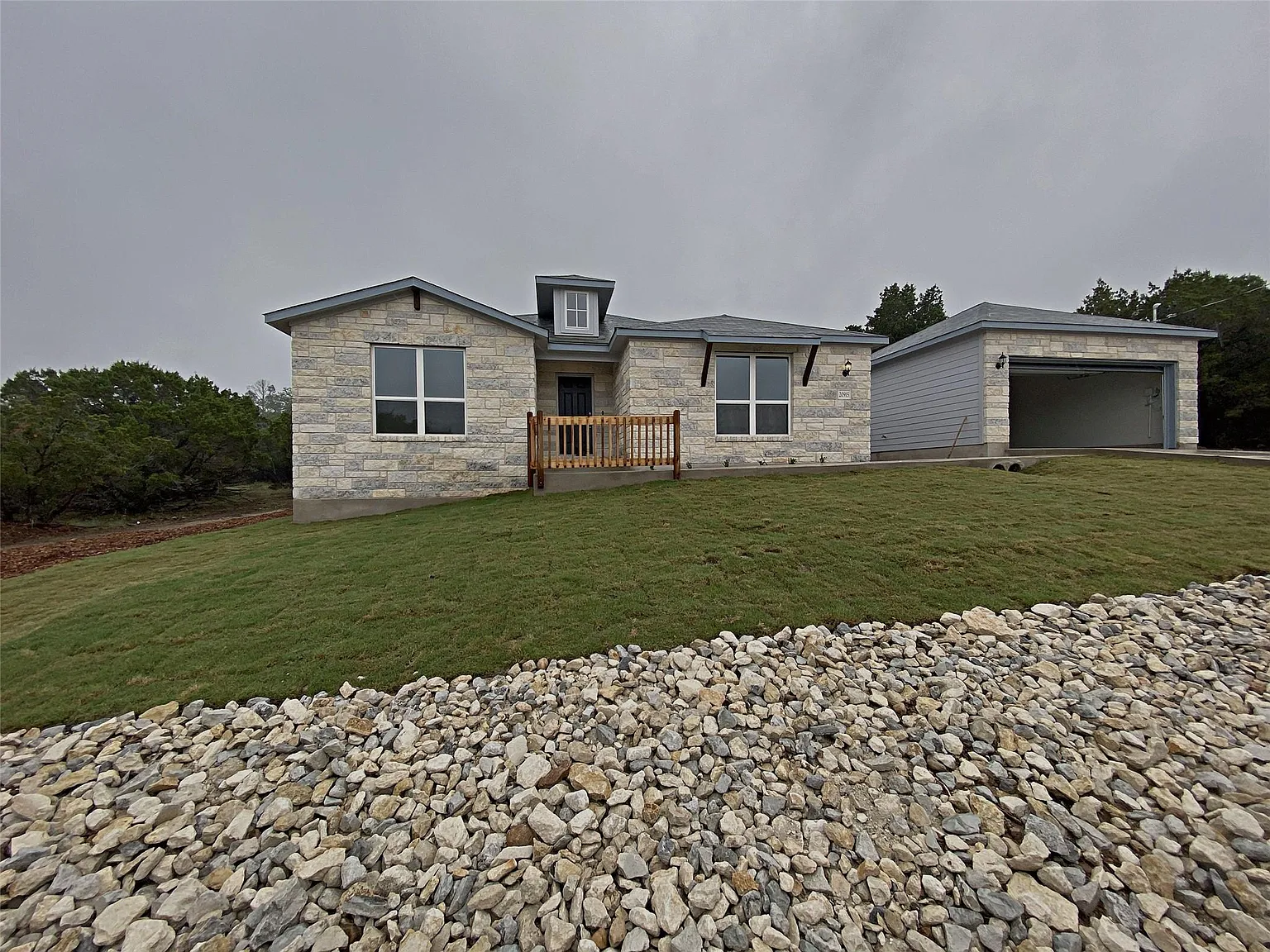 3 bed, 2.0 bath, 1931 sqft, $2,300 — Photo 1