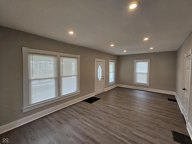 351 Congress Ave — Photo 5