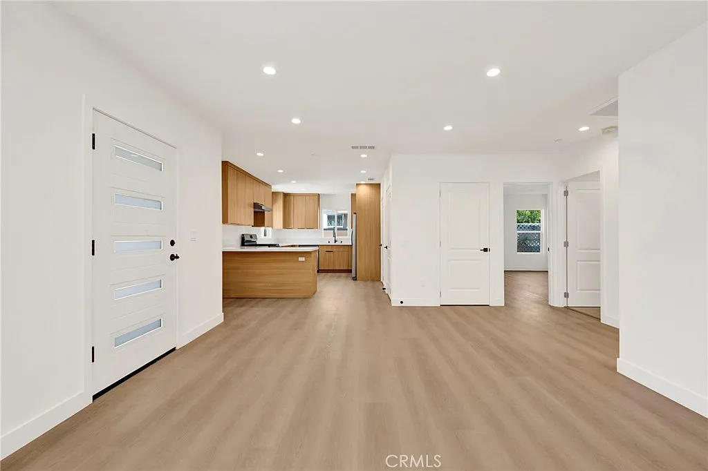 2 bed, 1000 sqft, $2,995 — Photo 2