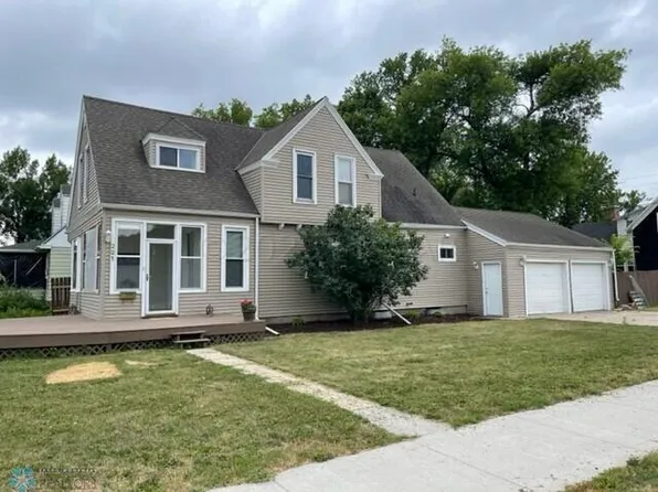 221 7th St N, Wahpeton, ND 58075