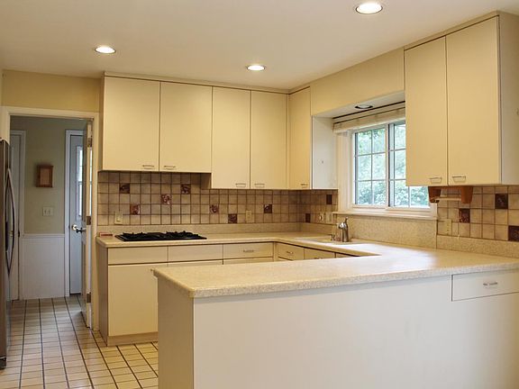 5th image of 7202 Lindenmere Dr