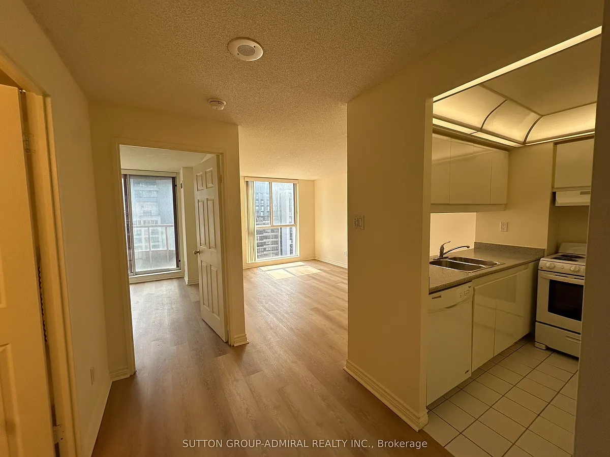 Building Photo - 736 Bay St #3102