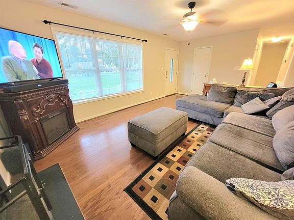 3rd image of 110 Abelia Dr