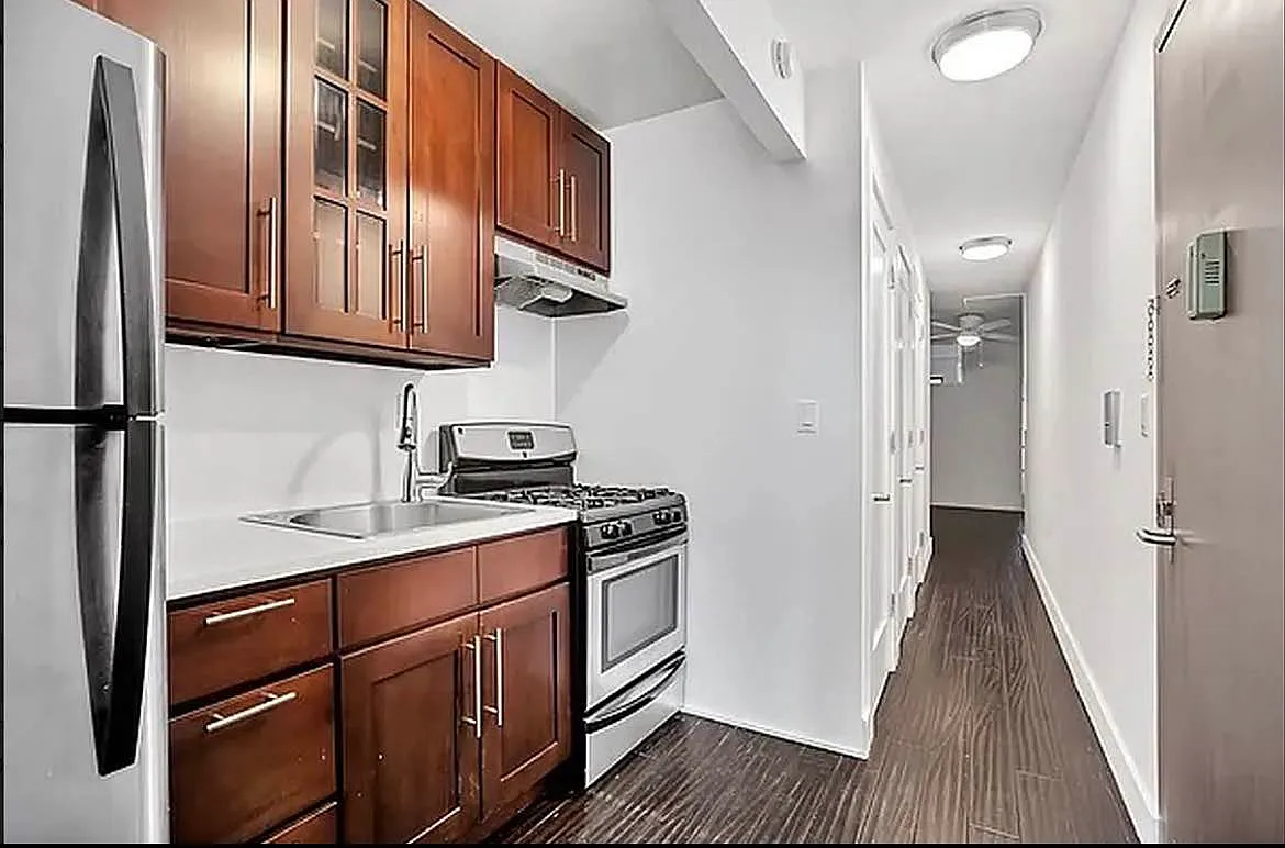 642 10th Avenue — Photo 2