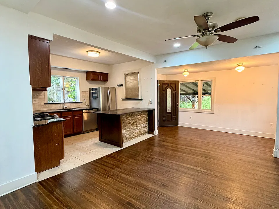 119 Hudson Ave #2