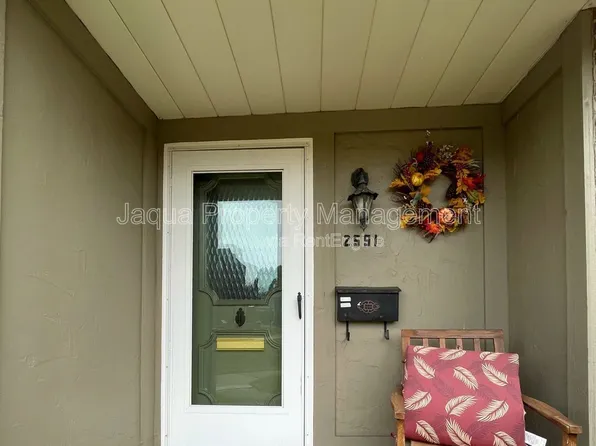 2591 Stratford Dr, Saint Joseph, MI 49085