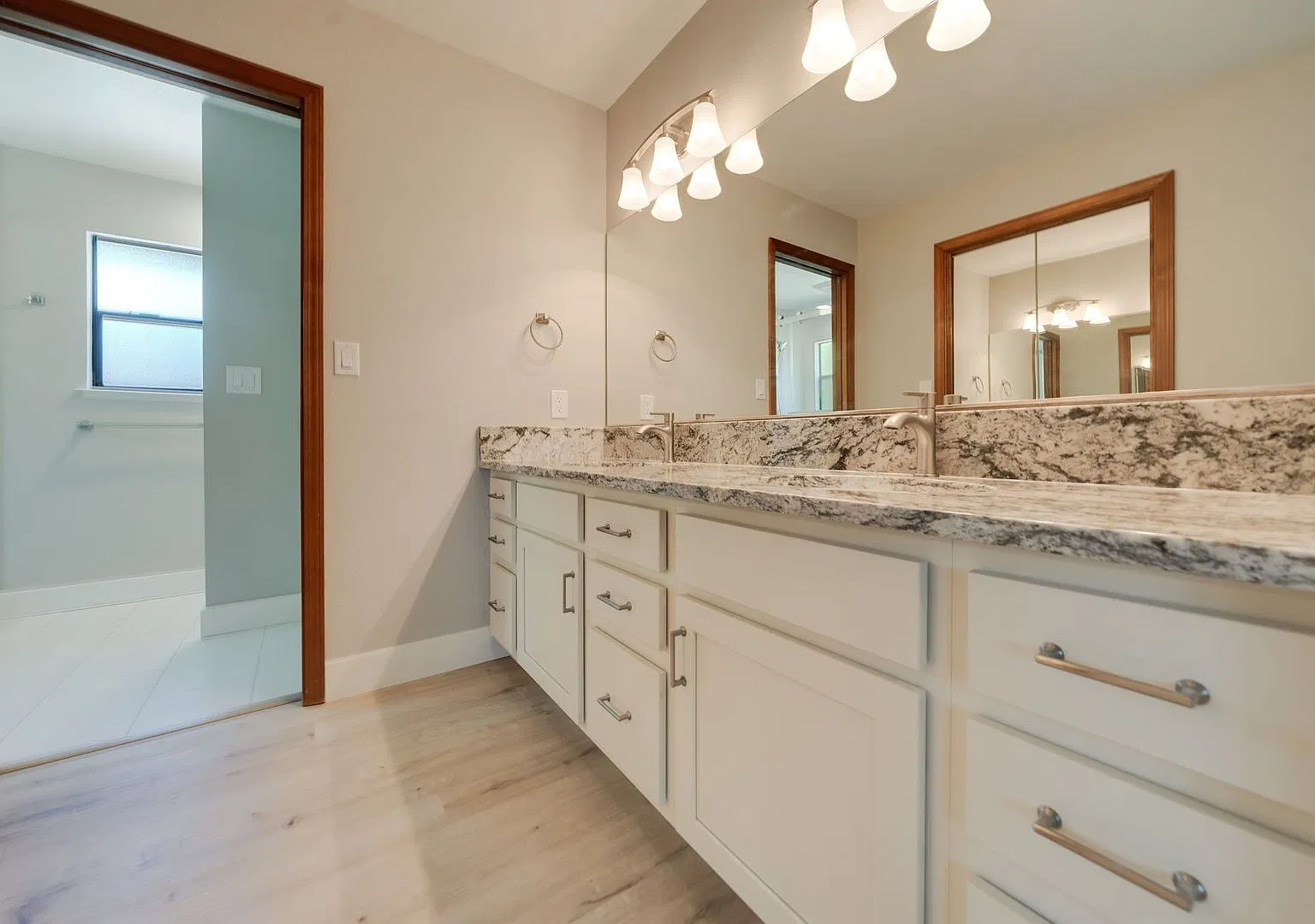 Bright and Stylish 4BD/2BA Home with 3 Car Garage in Prime Folsom Location! — Photo 4