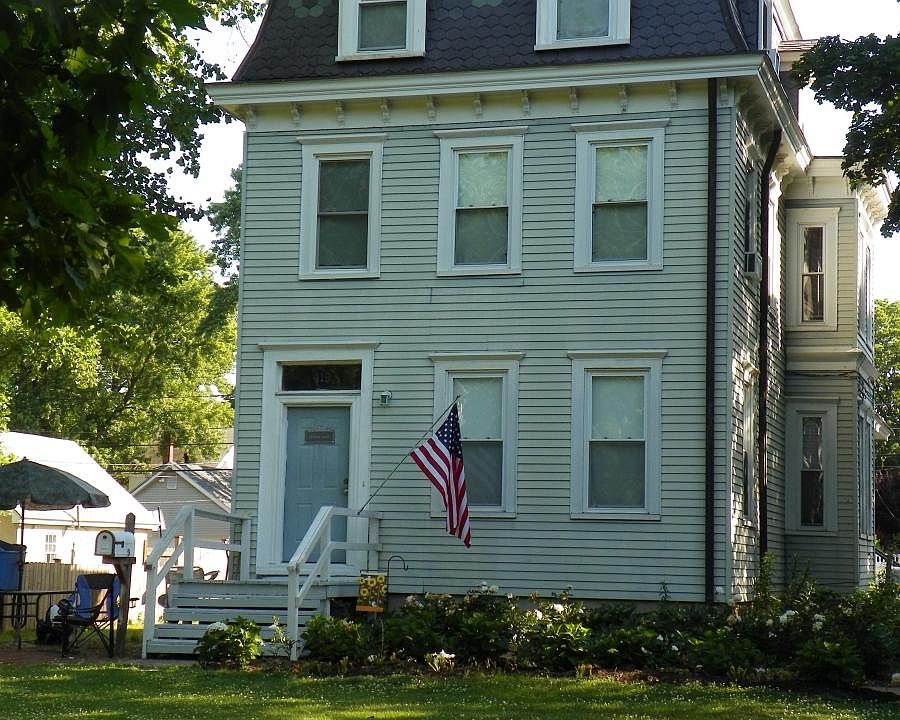 Street View - flowers on the rooves and flowers in the flowe