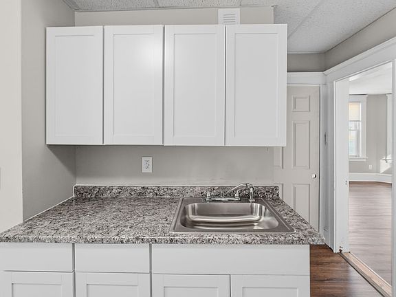 3rd image of 387 Grove St #2F