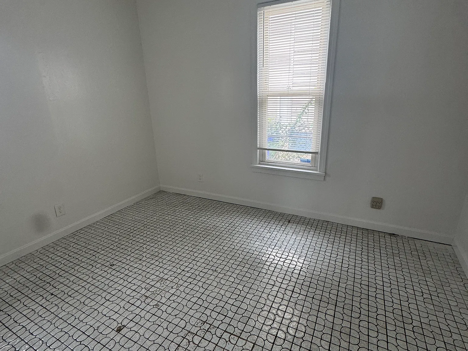 3 bed, 1200 sqft, $2,000 — Photo 2