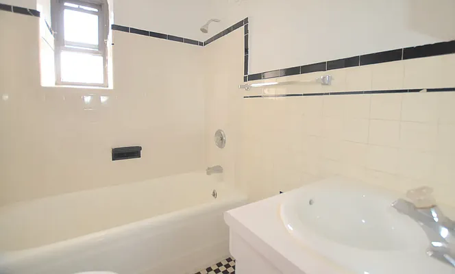 Rented by Manhattan Realty Group | media 2