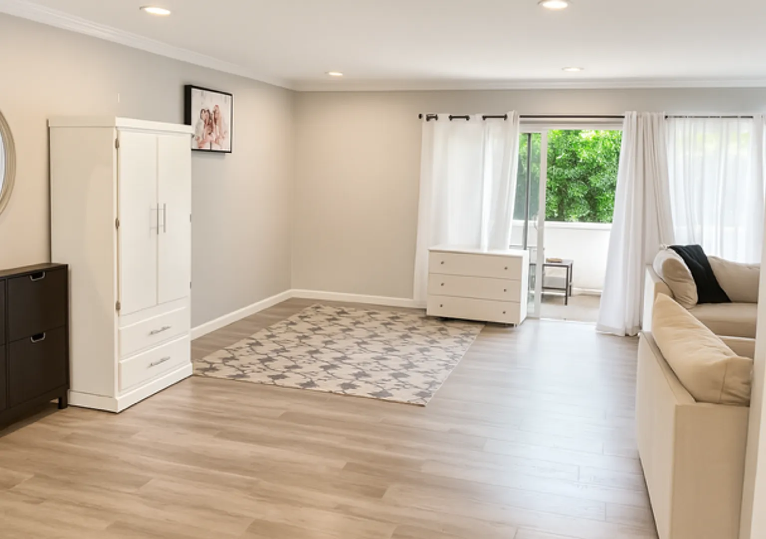 Beautiful 2 Bedroom, 1 Bathroom, Upper Unit, Valley Glen Condominium for Lease! — Photo 4