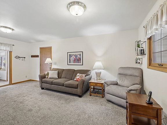 2nd image of 213 E Minnehaha Ave