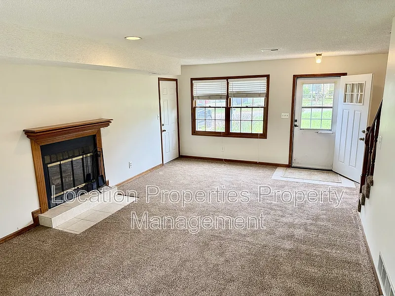 3 bed, 2.5 bath, 1600 sqft, $2,295 — Photo 3