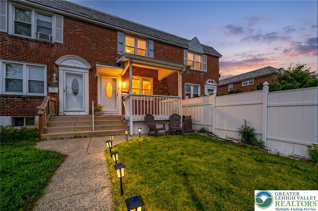 3 bed, 1.0 bath, 1152 sqft, $1,900 — Photo 2