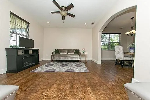 3 bed, 1380 sqft, $2,000 — Photo 4