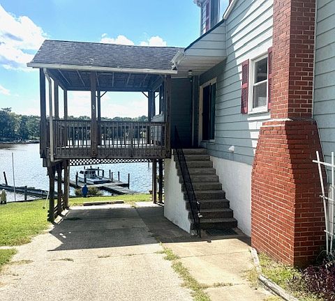 DECK ENTRANCE TO MAIN LEVEL UNIT