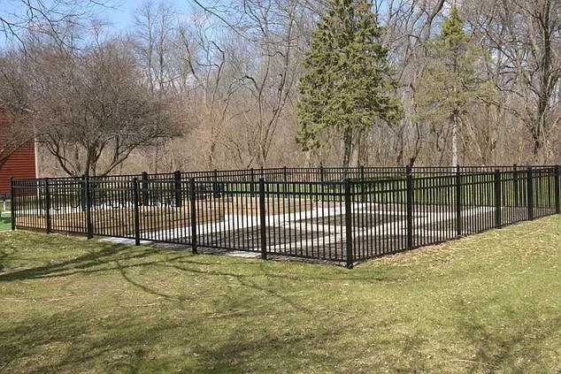 Dixon Square — Photo 19