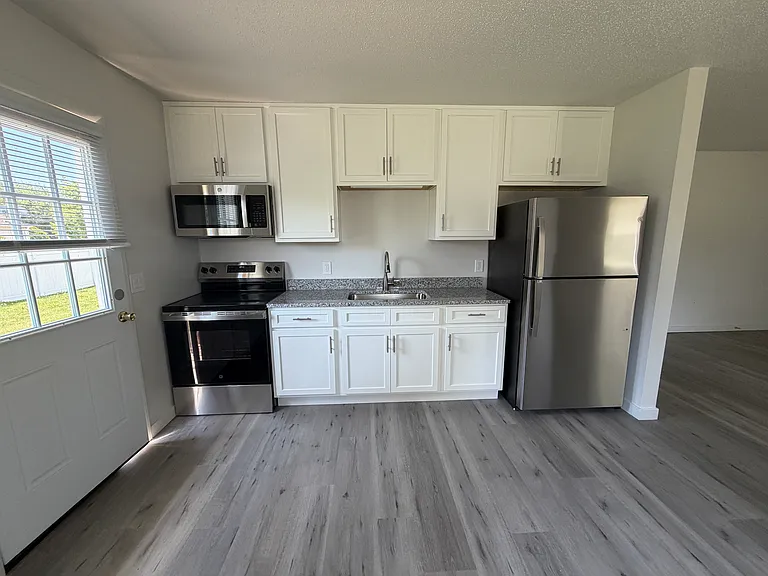 4 York Ct — Photo 2