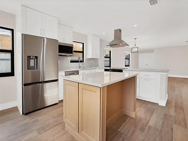 3 bed, 2.0 bath, 1650 sqft, $4,500 — Photo 4