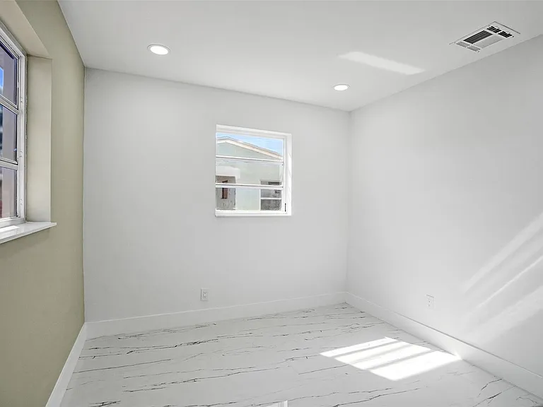 1437 SW 1st Ave — Photo 13