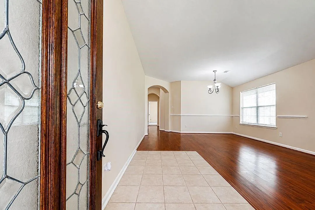 3 bed, 2.0 bath, 2018 sqft, $2,400 — Photo 3