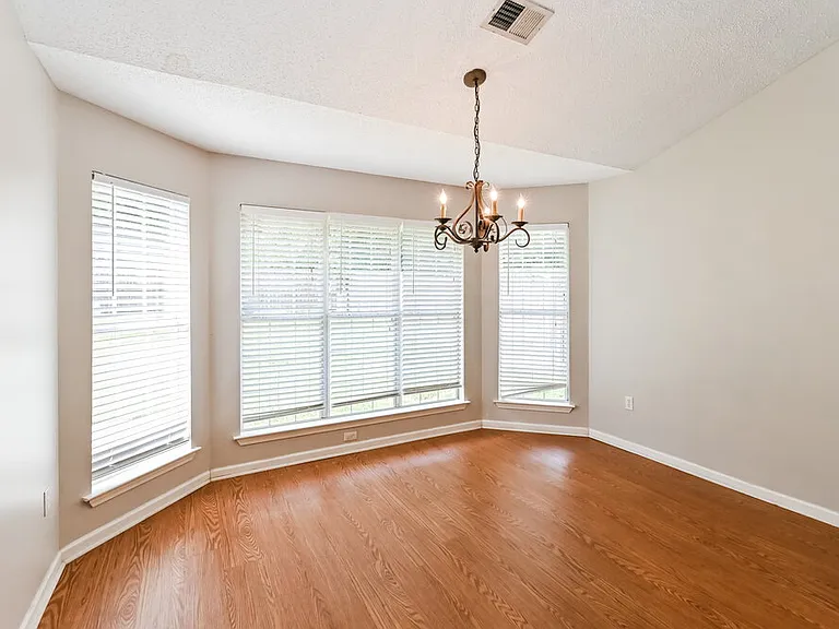 1935 Crescent Ln — Photo 6