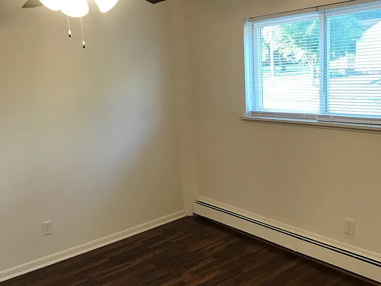 Emerald Village Apartments — Photo 31