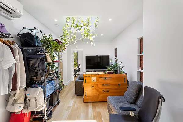 Rented by Safdie Realty Group | media 24