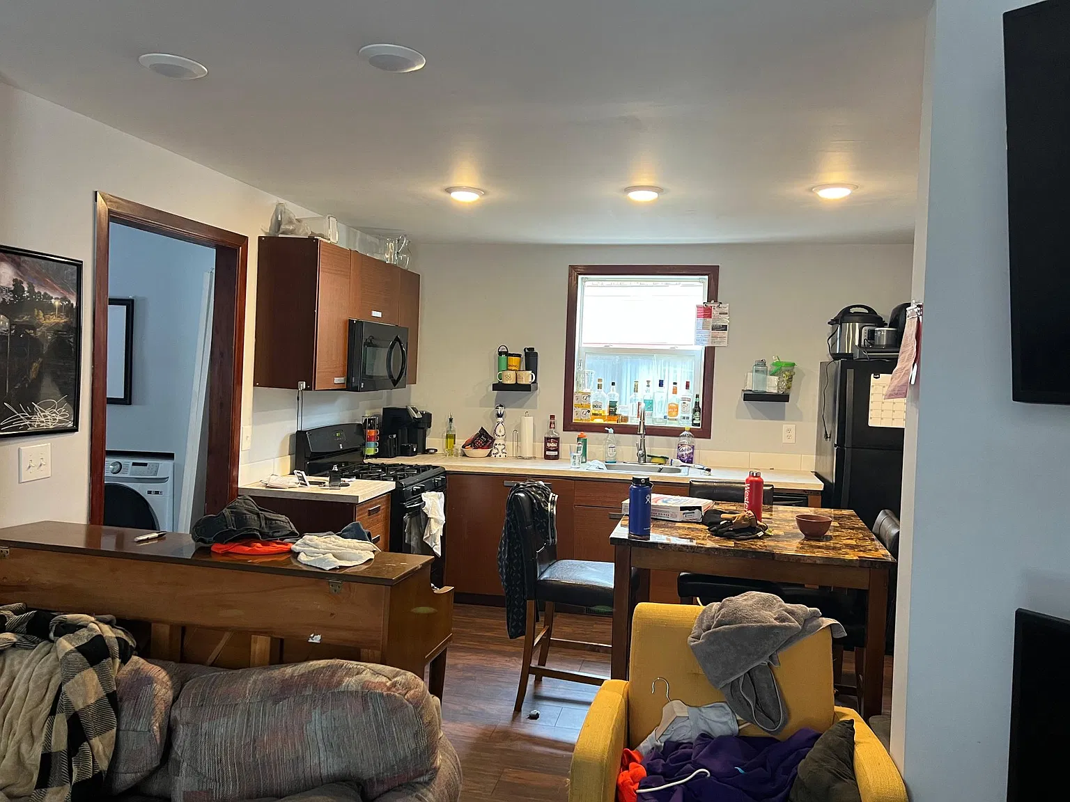 5 bed, 2000 sqft, $2,875 — Photo 2