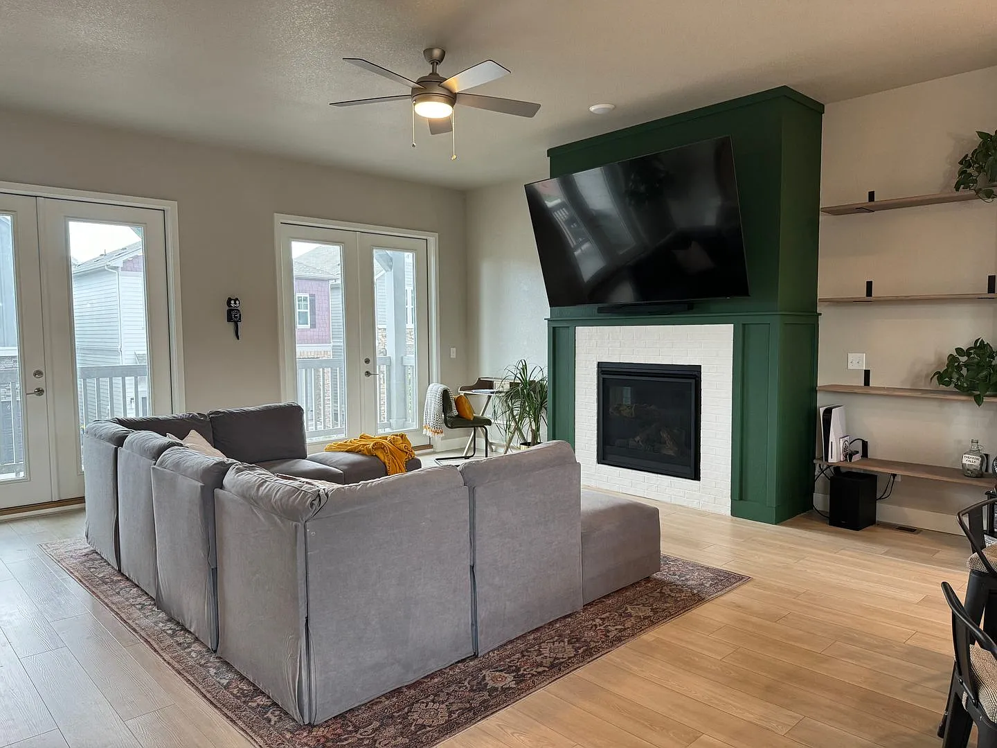 Almost New! Central location, like new! 3-4 bed, 4 bath, 2 car gated complex — Photo 3