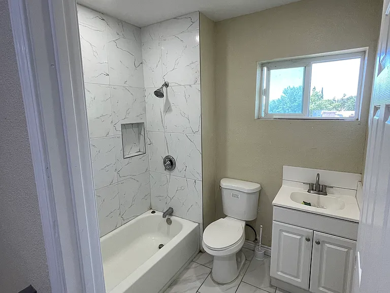 1015 Collins Ave #B — Photo 9