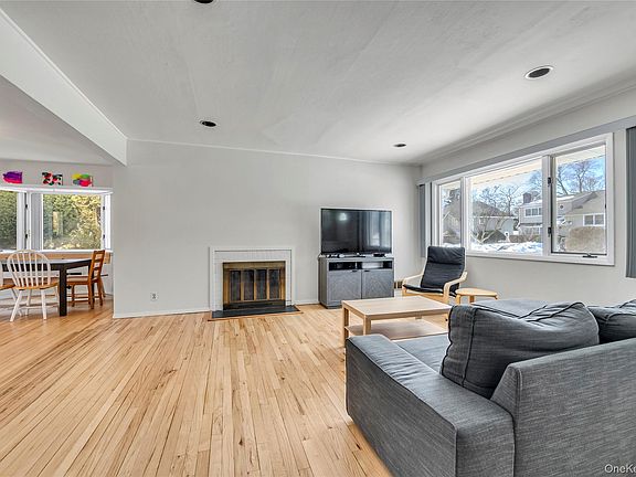 4th image of 34 Roxbury Road