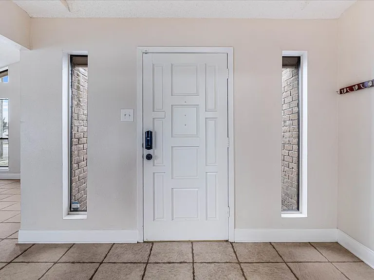 985 Crossbill St — Photo 3