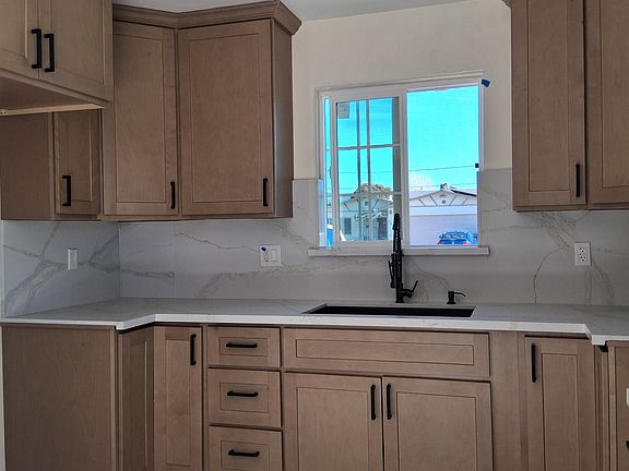 2nd image of 562A Leslie Dr