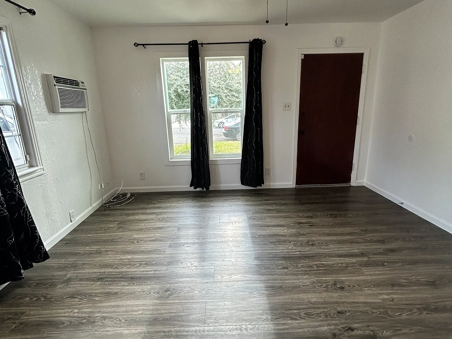 3 bed, 1072 sqft, $2,350 — Photo 2
