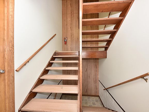 2nd image of 609 E Linden Ave