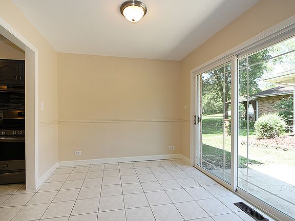 4th image of 15140 Le Claire Ave