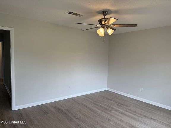 5th image of 208 Cedar Dr